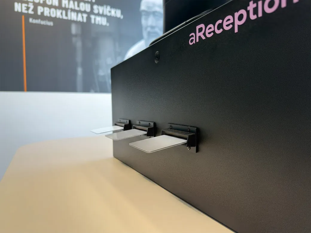ExtHUB aReception se třemi výdejníky karet