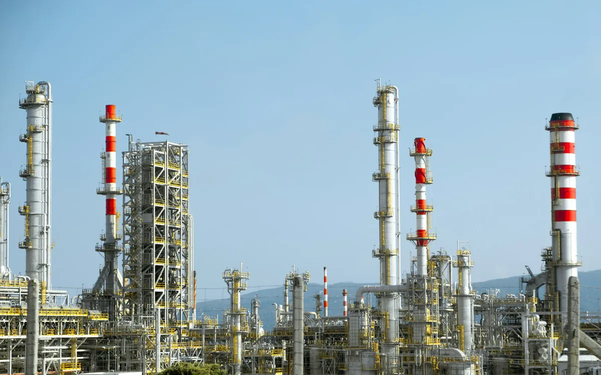 Chemical plant with distillation columns and pipe racks