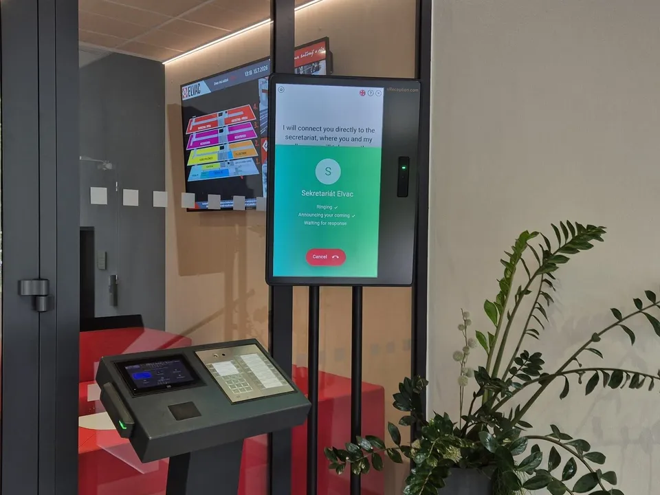Terminál aReception ve společnosti ELVAC během telefonického propojení návštěvy se správnou osobou