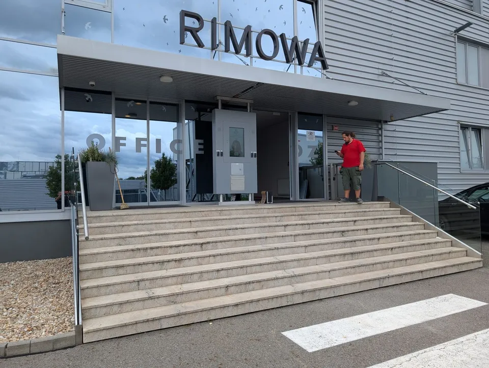 The RIMOWA building entrance in Pelhřimov with the aReception kiosk by the doors