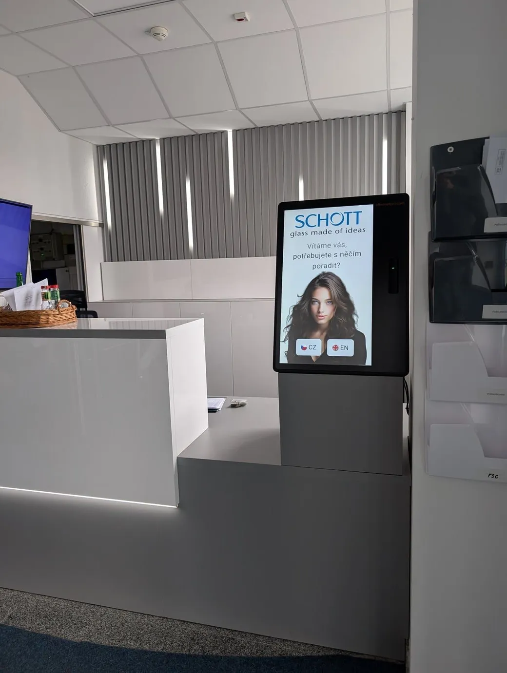 The aReception terminal at the SCHOTT reception welcomes the visitor and offers Czech or English