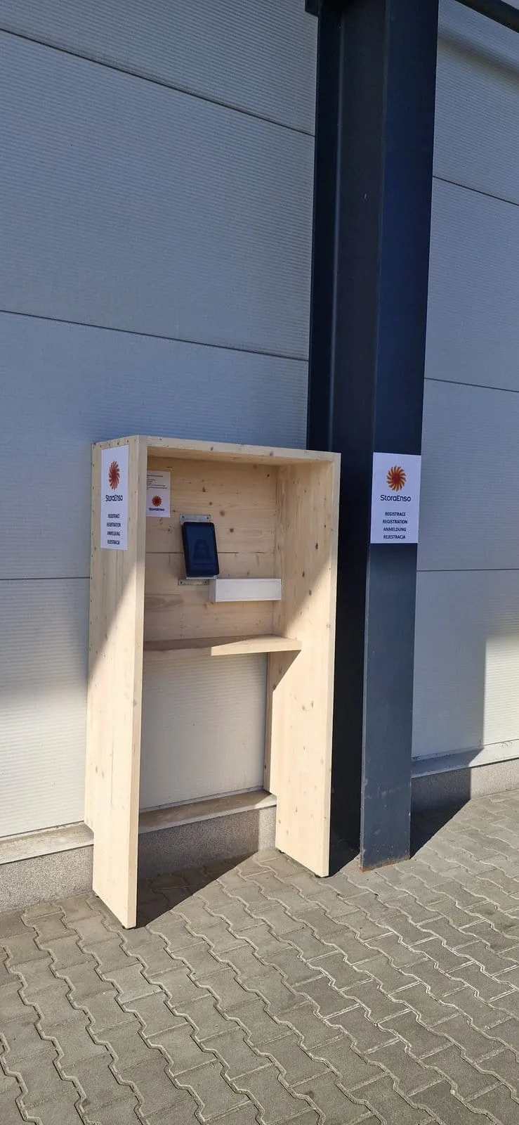 A driver at the outdoor aReception kiosk at the Stora Enso gatehouse in Ždírec