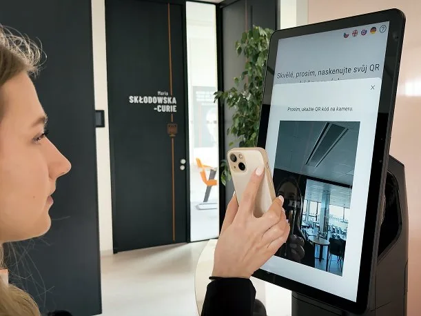 Visitor at the aReception kiosk