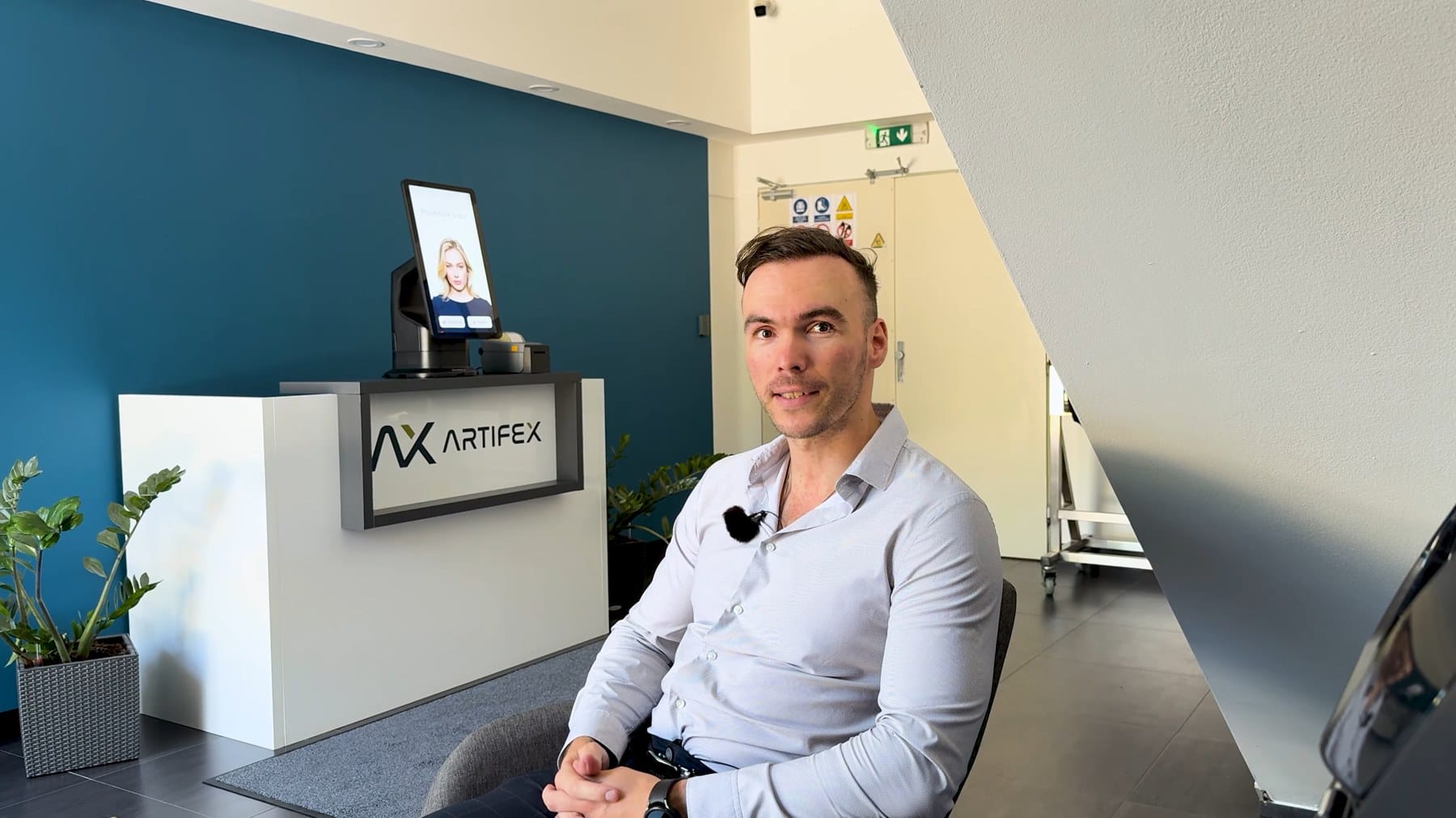 Video case study: AI receptionist Monika at Artifex